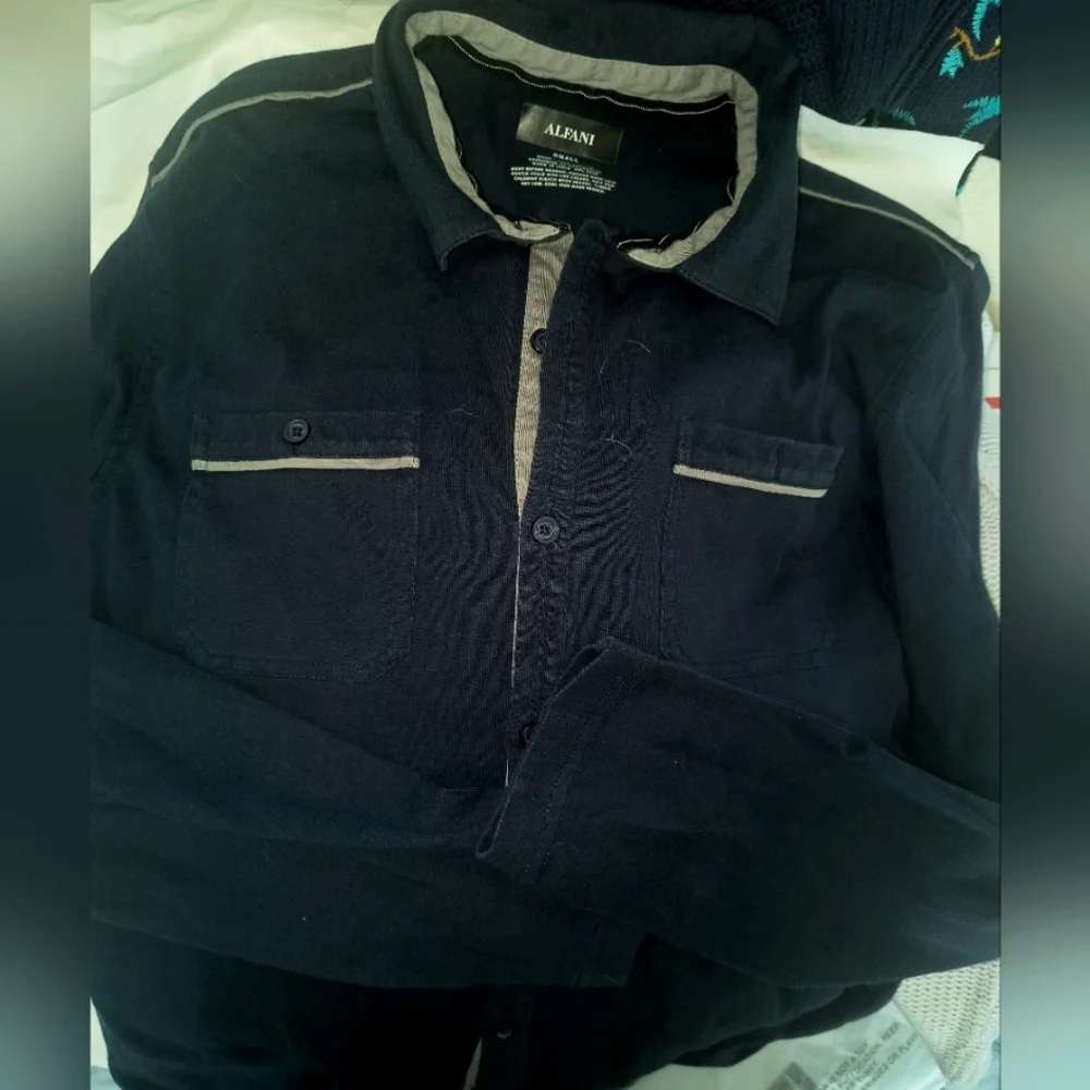 5 men's small shirts.  Misc brands.one need mended see photos.Euc - Picture 9 of 12